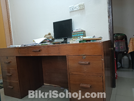 একটি টেবিল বিক্রি হবে